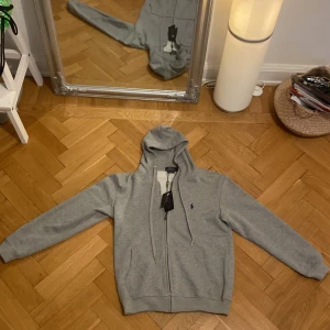  Ralph Lauren zip hoodie - Säljer denna Ralph lauren zip hoodie som är i storlek M, jag  på bilden är 179cm lång och väger 65kg. Skriv privat för frågor osv.