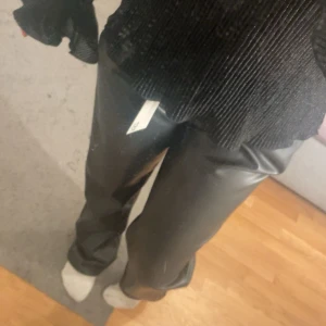 Svarta skinnbyxor - Svarta skinnbyxor från lager 157 med bakfickor, köpt för 400kr säljer pga den är för stor för mig. Aldrig använts