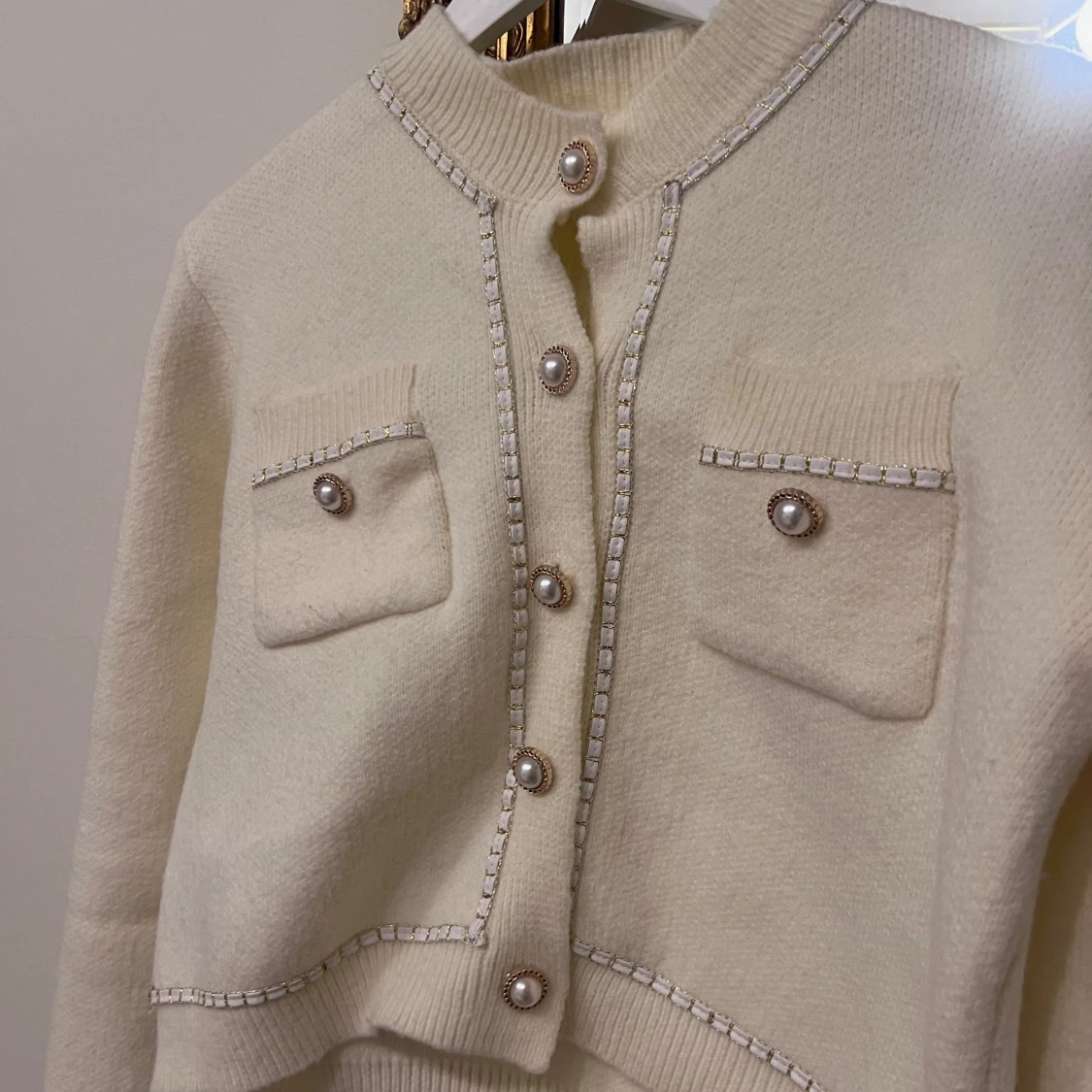 Beige cardigan med pärlknappar - 91