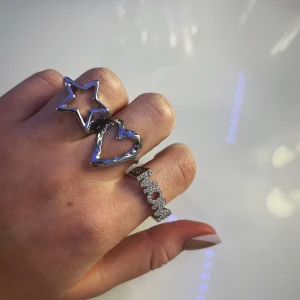 Smycken  - Säljer justerbara smycken i rostfritt stål , alla är helt nya. Stora ringar 99kr st. Små ringar 89kr st. Halsband 99kr st. Armband 89kr st. Örhängen 89. Vid köp av fler saker får du rabatt ❤️ skriv till mig innan du köper för att vara säker på att smycket inte är sålt!😀