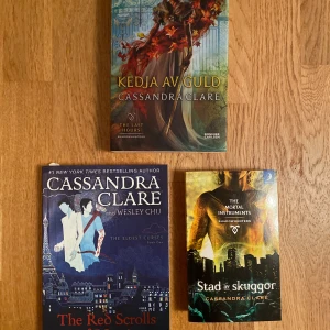 Stad av Skuggor, Kedja av Guld, The Red Scrolls of Magic - Cassandra Claire - The Red Scrolls of Magic (english) is read Stad av Skuggor, Kedja av Guld (svenska) not read  100 kr for Stad av Skuggor 150 for Kedja av Guld 150 for The Red Scrolls of Magic   Stad av Skuggor sold