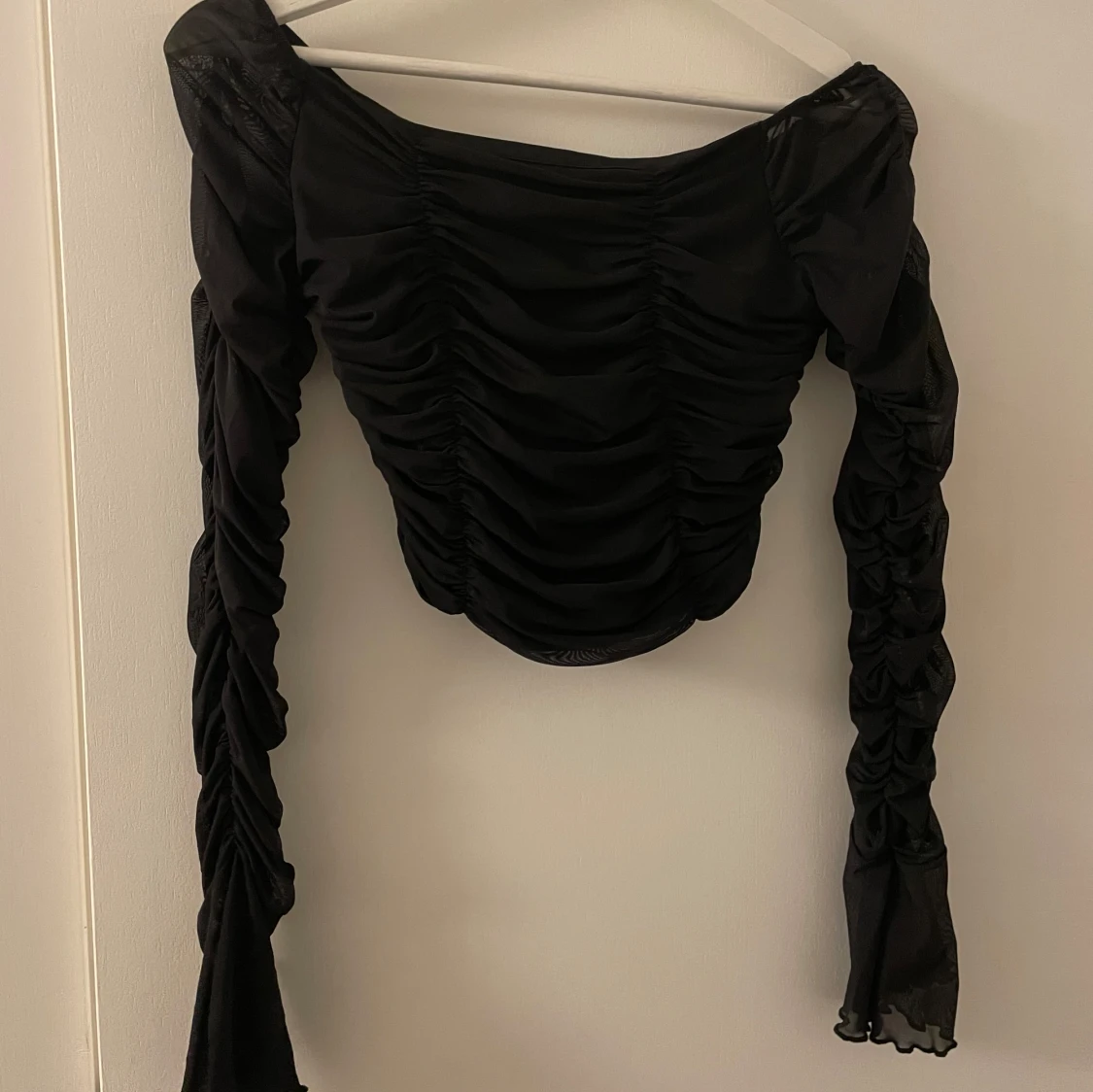 Svart offshoulder topp - 90