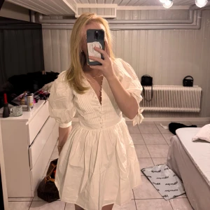 Vit klänning från Showpo - Perfekt vit klänning för studenten!!! Funkar också till andra somriga tillfällen. Endast testad med lappen kvar, säljer pga att den är osmidig o skicka tillbaka🥰vid snabb affär kan jag tänka mig att sänka priset