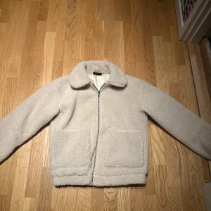 Teddy jacka - Säljer denna Teddy jackan i fint skick💞passar S/M