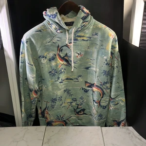 Polo Raphl Lauren hoodie - Säljer en unik hoodie från Polo Ralph Lauren som är väldigt speciell, går inte att få tag på längre. Tröjan har en luva med snörning och är perfekt för en avslappnad stil. Den är i en mjuk och bekväm bomullsmix, kommer göra att man sticker ut på ett schysst sätt. Hör av er vid minsta fundering🙌