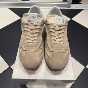 Maison margiela skor NYA - Helt nya Maison margiela skor. Äkthetsbevis finns. Vit/beige