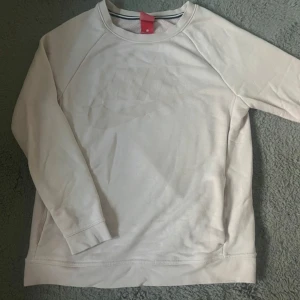 Ljusrosa nike sweatshirt  - Ljusrosa nike sweatshirt i jätte fint skick! Den är i storlek XS men lite större i storleken så passar även S & M!🩷