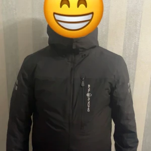 Svart Sail Racing jacka - Säljer en svart jacka från Sail Racing med dragkedja och hög krage. Helt oanvänd, där du får med jackans påse. Passa på nu när du kan🤩
