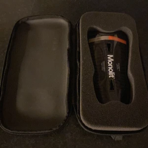 Benskydd från Monolit - Säljer ett par benskydd från Monolit i svart kolfiber. De är 14 cm långa och kommer i ett praktiskt fodral för enkel förvaring och transport. Perfekta för fotbollsspelare som söker lätt och starkt skydd. Priset kan diskuteras!😊