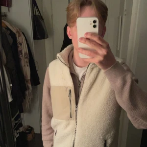 Fleece Väst - Sjukt snygg bekväm och stilren fleece väst utan lappar - Skick: 9.5/10 - Storlek: S - Nypris: Oklart - Vårt pris: 499kr - DM för frågor & funderingar! 🙌🏻LIKNAR PATAGONIA!