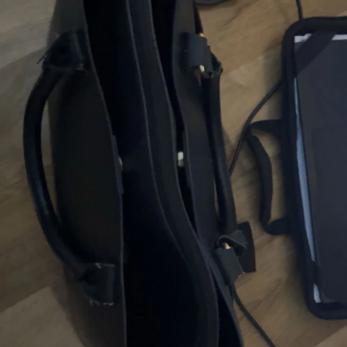 Svart axelväska med gulddetaljer - 3