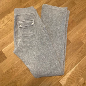 Juicy couture  - Säljer ett par grå mjukisbyxor från juicy couture, i storlek XS. Superfina och inga defekter!