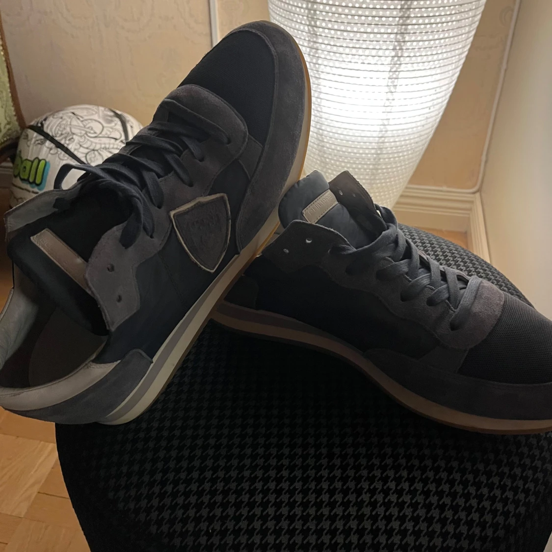 Grå sneakers från Philippe Model - 90