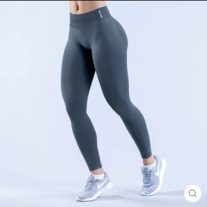 Grå Impact Leggings - DFYNE taights i färgen slate grey. I storlek S men skulle säga att de är ganska små i storleken. Helt oanvända och köpta för 660 kr.💗