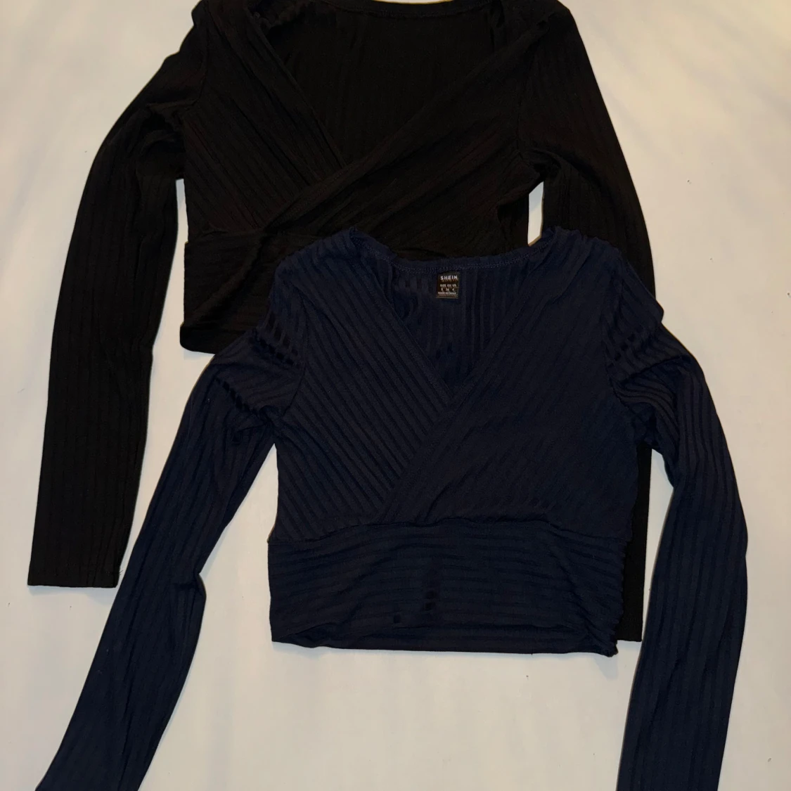 Svart och mörkblå omlottopp