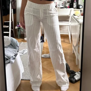 lågmidjade linnebyxor  - lågmidjade linnebyxor som jag köpt här på plock för 600 säljer för 400. säljer det eftersom att det ej passade dem för för stora. 