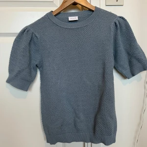 Turkos trekvart tröja från Vila - Säljer en stilren turkos stickad trekvarts tröja från Vila. Tröjan är oanvänd och köpt på zalando för 399❤️.                            storlek XS