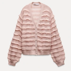 Rosa kofta med volanger - Säljer en söt rosa kofta med volanger. Den har långa ärmar och knappar framtill. Perfekt för att ge en romantisk touch till din outfit.❤️