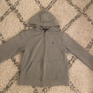 ralph lauren hoodie - säljer en grå hoodie från ralph lauren med zip för att armarna är för korta. 