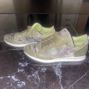 Camouflage sneakers Philippe Model  - Snygga gröna  sneakers i stl 43, köpta i våras men inte kommit till användning. Kom med bud, priset är diskuterbart!