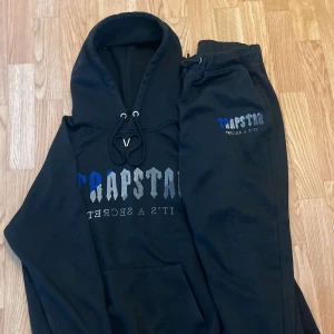 Trapstar Tracksuits  - Tja! Denna as feta Trapstar Tracksuiten med en skön colour way❗️| Skick: 9/10! Har använt bara ett fåtal gånger! | Storlek: S | Ny pris ca 2900kr 💵| Färg: Svart ⬛️| Tillbehör: Tyvärr så kommer inga tillbehör med denna varan 😕| Fraktar: Spårbart genom PostNord eller Instabox 📦| Hör av er för mer information! Allt gott! 😁👊