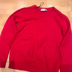 Röd stickad tröja från Vila - Säljer denna röda stickade tröjan från vila! Tröjan ser ljusare ut på bilden än vad den egentligen är! Säljer denna tröjan då den inte kommer till användning. Pris kan diskuteras och om du har en fråga eller vill ha fler bilder så får du jättegärna skriva, jag svarar snabbt!💕💕💗💗💗💗🫶🫶🫶🫶🫶