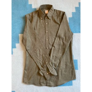 Olivgrön skjorta från Stenströms - Aldrig använd olivgrön skjorta från Stenströms i bomull. Den har långa ärmar och klassisk krage med knappar. Perfekt för en stilren look.