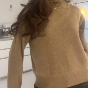 Beige polotröja - Säljer slutsåld polotröja ifrån uniqlo. Perfekt till kyligare dagar🥰Nypris Kan tänka mig gå ner i pris vid snabb köp, skriv ifall de uppstår frågor.