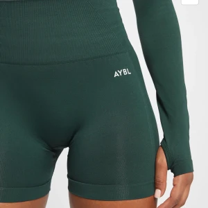 Mörkgröna träningsshorts från AYBL - Snygga mörkgröna träningsshorts från AYBL med hög midja och elastiskt material. Jättesköna för gymmet. Inget är slitet på loggan, scrunch. Säljer likadana i rosa