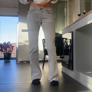 Lågmidjade jeans - Jätte fina lågmidjade jeans ifrån Calvin Klein. Storlek w30 men skulle säga att dem är i storlek 36. Passar mig i längden som är cirka 176 cm lång. Har tyvärr fått en liten fläck på baksidan av ena benet (sista bild) men inget man tänker på vid bärandet.