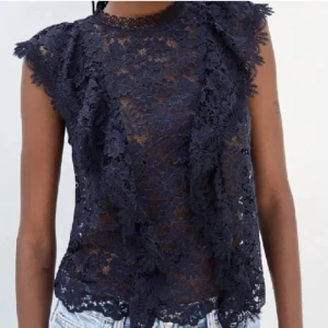 Topp - Snygg topp från Zara som jag använt några gånger, men som tyvärr inte kommer till användning mera. Skriv för egna bilder💕