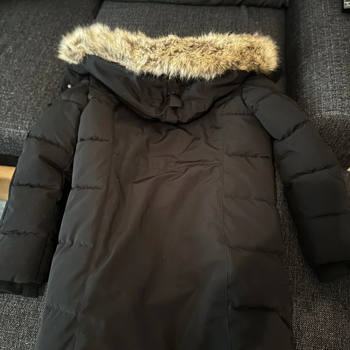 Svart dunjacka med fuskpäls från Zara - 92