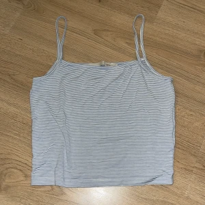 Randigt linne  - Randigt linne från lager 157. Storlek S  Säljer pga använder ej Använt Max 4 gånger 