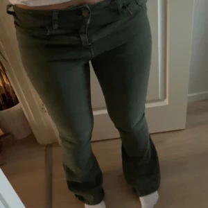 Gröna bootcut jeans från Lois - Det Säljer ett par gröna bootcut jeans från Lois då de inte kommer till användning längre. (Sista bilden visar färgen lite tydligare) Midjemåttet rakt över är 38cm och Innerbenslängden är 79 cm💕
