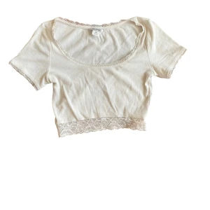 Kort monki tröja - Säljer denna korta tröja från monki då den är för liten för mig. Inget synligt slitage. Fler bilder eller frågor? Skicka dm