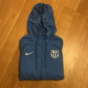 Blå barcelona zip hoodie  - Blå Barca zip hoodie, pris kan diskuteras 