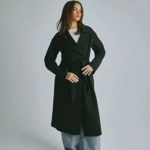 Svart kappa från Nelly - Elegant svart kappa från Nelly med knytbälte i midjan. Oanvänd, prislappen på.