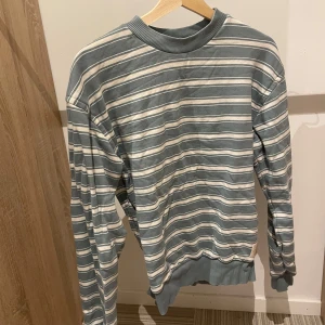 Randig tröja i blått och vitt - Storlek: S.       Fraktar samma dag 📦