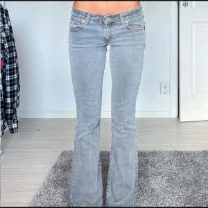 Levis jeans! - Säljer ett par jätte snygga gråa Levis jeans. De är lowwaist och bootcut. Midjemått: 38cm, Innerbenslängd: 75cm. 💗