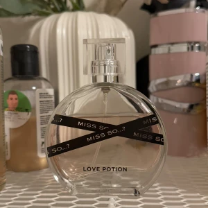 Miss so…? Love Potion parfym - Säljer parfym från märket miss so…? Love potion. 100 ml. Säljes för 60 kr. Kan fraktas mot betalning eller mötas upp i Stockholm