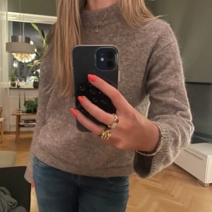 Stickad tröja - Så så fin stickad tröja från h&m i perfekt färg!💕 obs ett väldigt litet hål på baksidan, se bild 4, och ett igensytt hål på ena ärmen, bild 5💘💘det har inte varit något jag lagt märke till men bara så man är medveten om de💓💓