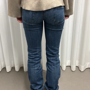 Lågmidjade diesel jeans bootcut - Skit snygga Diesel jeans som passar alla tillfällen!🥰 midjemått 34 innerbenslängd 77