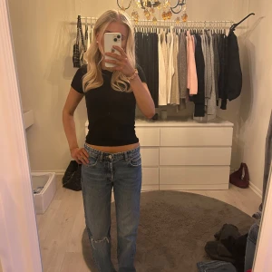 Blå jeans med ett hål strl 34 - Jätte snygga jeans från Zara storlek 34💕💕.