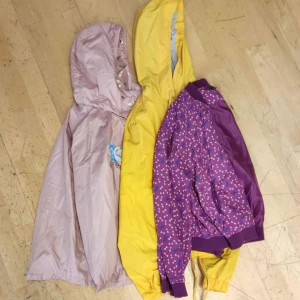 tre st vindjackor strl 134/140 - du får alla tre för 75 kr! använda men i gott skick.