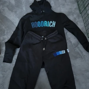 Hoodrich sett  - Ett nytt hoodrich sett köpta på jd sport anvönde 1-5 gånger barw och ör sp nya skick 10/10 (äkta) storlek S men passar ocksp XS hoodien har en ficka i armen och byxan har en fick k byxbenet skriv flr fler funderingar:)