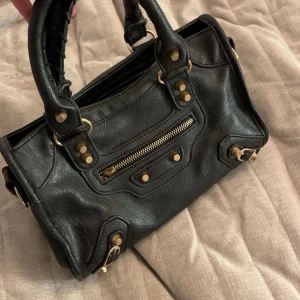 Svart handväska - Svart handväska med bra kvalitet och guld detaljer, priset kan diskuteras❤️