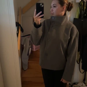 Kappa från Gina tricot - I väldigt bra skick, inga skador eller märken. Från Gina tricot i storlek S. Nypris 600, jag säljer den för 400kr