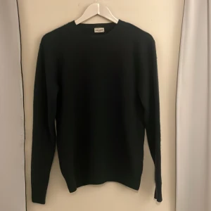 John Henric Stickad tröja - Säljer min Stickade tröja i ull och kashmirmix från John Henric. Bra skick förutom ett litet slitage på högra armbågen (se bild 3). Nypris 1499kr Bara höra av er vid frågor!