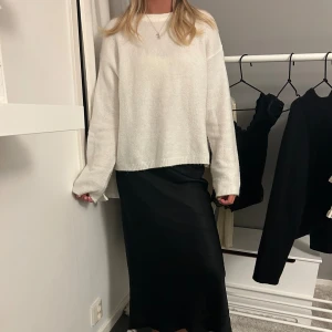 Stickad tröja - Vit stickad tröja som är hyfsat ny!