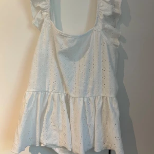 Vit topp - Vit topp i storlek L men passar mig bra som har storlek S. Öppen i ryggen så man kan knyta och justera.